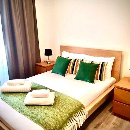 2 Bedroom Serviced Apartment Londra Exterior foto