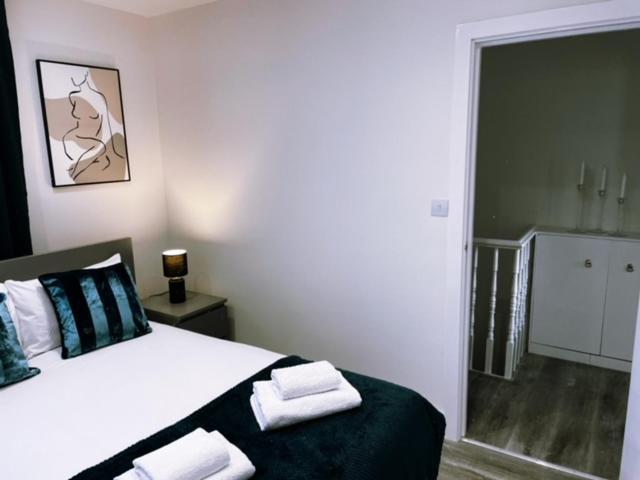 2 Bedroom Serviced Apartment Londra Exterior foto