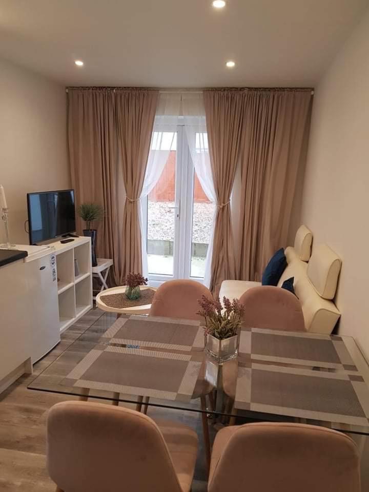 2 Bedroom Serviced Apartment Londra Exterior foto